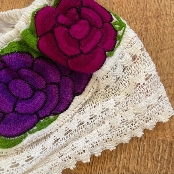 Mexican Handmade Embroidered Off or On Shoulder Top - Picture 4 of 6